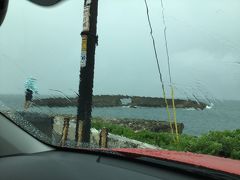 土砂降りの中、たどり着いたのは４トラでもハワイのパワースポットとして紹介されていた「ライエ　ポイント」。
車の中でしばらく雨が止むのを期待して待っていたけれど、全く止みそうにない。
そこで夫がビーチ用に持参していたバスタオルを頭にかぶって、写真を撮りに行ってくれた。
ここで活躍したのが水中撮影も出来るカメラ。
シュノーケルの時、水中撮影出来たらいいなと思い持参しましたが、ニュージーランドと同じく暴風雨の中で活躍する事となりました。