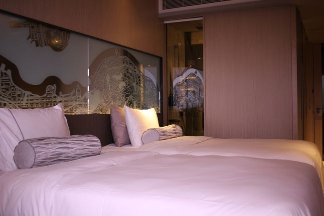 香港エアポートエクスプレスで香港駅まで。kkdayというサイトから往復を購入。日本円で1900円くらいで買えました。通常205HK$。約3000円と考えるとかなりお得。最初は戸惑いましたが理解するとかなり便利。<br />あっ、スマホ必須です。でも私より皆さんの方がよく分かっていらっしゃいますよね💦<br /><br />今回のホテルは北角にあるHotel VIC on the Harbour.去年7月にオープンした新しいホテル