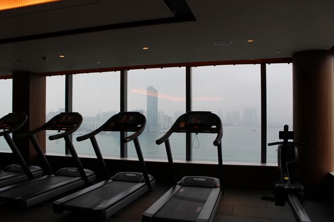 23階のジム。隣にはシャワーとサウナルームがあります。ガスってなければいい景色なんでしょうね(*'▽')