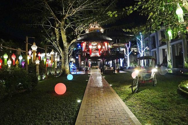 ライトアップされた中庭。