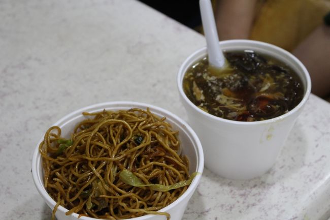 おいしそうな物ばかり。決めれないので最初に見たお店に戻りこちらをいただきました。これで一人約200円