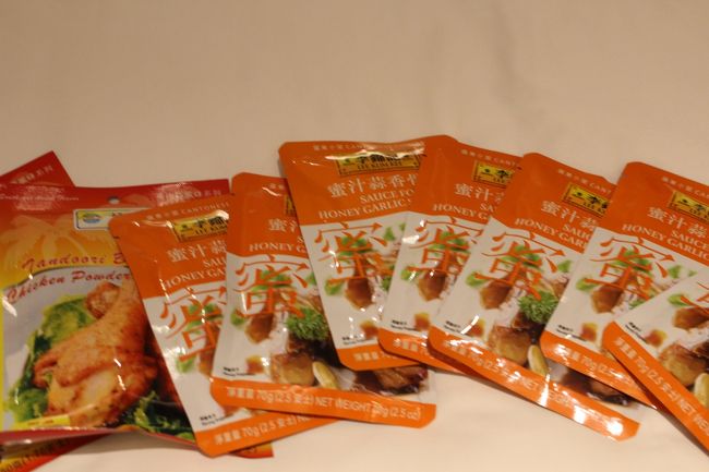 とりあえず、ホテルに帰ろうと歩いていると近くに食料品店が。ふらっと入ると私が好きな李錦記の調味料があり、値段を見るとめちゃ安！あるだけ買占め。「蜜」だけ。あとはフライドチキンの粉💕