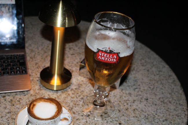 さぁ、大人の時間よ?<br /><br />ホテルの屋上にあるバーで語りタイム！<br />友達とは20年以上の付き合い。国内海外とよく行った。<br /><br />会話の内容も随分変わったけど基本考え方は変わらない。<br /><br />彼女はビール。私は飲めないのでカプチーノ（だったかな？）<br />このカップの小ささに大笑い。これでも1杯約50HK$。<br />「大人の場所だから」仕方ない。<br />