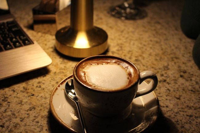 こうすると大きさがわかないからいいかな？<br />バースタッフの態度がちょっと気になりましたね。<br />「ここでカクテルでしょう｝みたいな感じでした。<br /><br />でも帰る時「ホテルゲスト」とわかると一変。<br />大人の場所で大人の飲み物を頼まない私が悪いよね( *´艸｀)<br /><br />でもこの日は久々に香港を感じました。まだこんなに安くて興味のあるものがたくさんある場所が香港にあるなんて。又香港に恋をする48時間前でした。