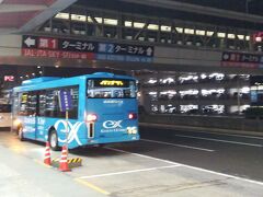 朝早い羽田空港！まだまだ暗い…　「修行僧の朝は早い…」（笑）
空港までは車で行きましたが、一旦外にでて1枚