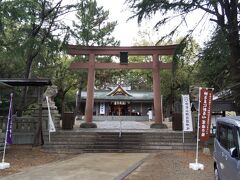 日前神宮 國懸神宮から車を走らせて、和歌山護国神社に到着
車だと、和歌山公園駐車場が便利かと思い、駐車しました。
和歌山城への階段とが反対の階段を登ったところが、護国神社になります。
ただ、写真をみるとわかるように、鳥居の前にも駐車できるスペースがありましたので、ここまで登ってくるルートがあるのかも。
遺族会の方々なのか、年始の会が催されていたので、常時、登ってこれるわけではないのかもしれません。