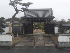 次は、日蓮宗本山の一つ　報恩寺になります。
西警察署のビルの傍になります。駐車場は、写真の左側、報恩寺さんの月極駐車場の奥に、参詣者用の駐車場が用意されていました。
紀州徳川家正室の菩提寺でもあり、寺内には三つ葉葵の門があちらこちらに。
正面、参道をまっすぐ行ったところは、葵の御門のついた門で締め切られていたので、紀州徳川家の方が参詣された時だけ開いたのかもしれません。
本堂の奥には、紀州徳川家正室の御廟所があります。
ここで、御首題をいただこうと、庫裏にお伺いしたところ、ご法事の開始前であったようで、貫首様に、「土日は忙しいのだから、アポをとってからくるように！」と怒られてしまいました。と言いながら御首題は書いていただけましたが。今後の参考になれば…