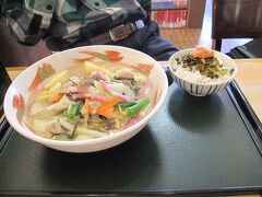 北九州から霧島まで高速道路で向かいます。
昼食は途中のパーキングのレストランです。
熊本と言えばタイピーエンが名物です。
ここのタイピーエンも美味しかった。
横にあるのは白ご飯にこれも熊本名物の高菜と明太がのっています。