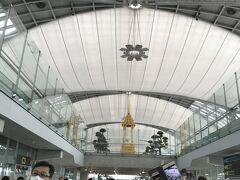 おしゃべりしてるとあっという間！
一旦バンコクの空港に降り立ちます。
わーい、初めてのタイ。バンコク！大きくて綺麗な空港！