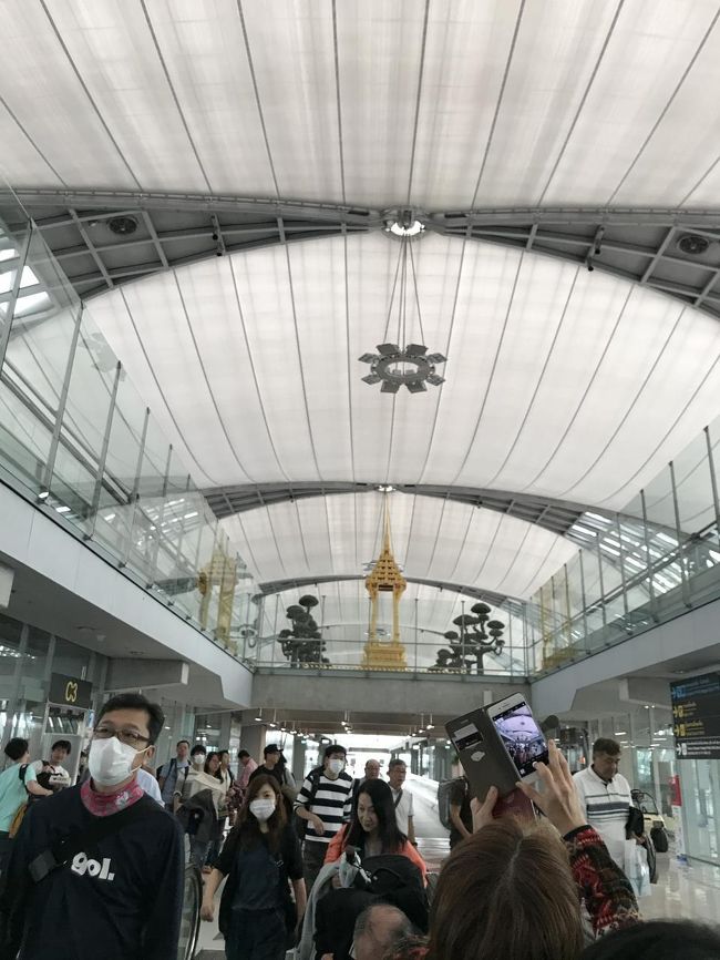おしゃべりしてるとあっという間！<br />一旦バンコクの空港に降り立ちます。<br />わーい、初めてのタイ。バンコク！大きくて綺麗な空港！