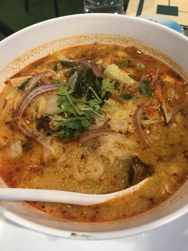 多分その空港変える前の腹ごしらえでトムヤムヌードル的なものを<br />食べました。<br />辛くて胃から火が出るかと。。美味しかったけどきつかった。