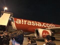 移動ははしょりましたが、空港間はバスを利用。
一旦渋滞してる街中をでて移動。すっごい渋滞でびっくり。
バンコクは都会すぎる。
移動してきたドンムアン空港。
こじんまりかな？
主にLCCの線が多そう。スワンナプームと違ってローカル感があります。

この機体に乗って１時間くらいで着いちゃうカンボジアのシェムリアップへひとっ飛び。ちっさな機体です！！
