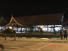 シェムリアップ空港に到着！！！
アライバルビザを取るべく駆け込む。がすごい人人人。。。。
主に中国人が多かった。あとは欧米系がちらほら。
日本人はあまりいなかったかも？

アライバルビザは３０ドルくらいだったかな。
カンボジアはドルが流通通貨。ビザは流れ作業、そして呼ばれる名前に挙手で応答してパスポートをもらう光景はもはやセリ。

入国審査も時間がかかります。
ひどい人に当たると審査してる最中に弁当食べ出したり。ひどいもんです。

ちなみにこの不満を次の日から単発ツアーで申し込んだガイドさん（カンボジア人）に言うとそれは賄賂を要求してたのかもと。
悪い習慣だと怒っていた。。
