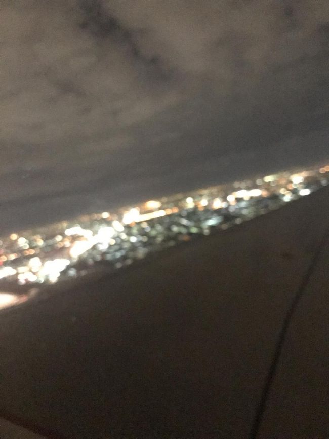 ピンボケ。。<br />小さな機体は音もすごい。笑<br />頑張って上昇。バンコクバイバイ～。またすぐ戻ってきます！