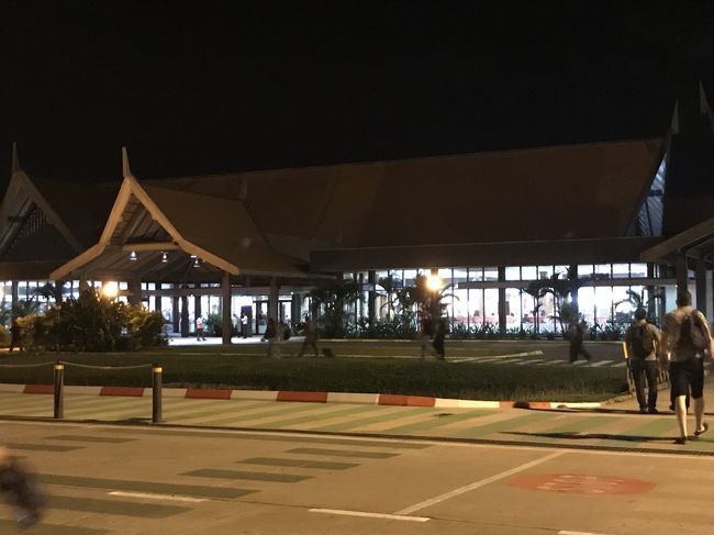 シェムリアップ空港に到着！！！<br />アライバルビザを取るべく駆け込む。がすごい人人人。。。。<br />主に中国人が多かった。あとは欧米系がちらほら。<br />日本人はあまりいなかったかも？<br /><br />アライバルビザは３０ドルくらいだったかな。<br />カンボジアはドルが流通通貨。ビザは流れ作業、そして呼ばれる名前に挙手で応答してパスポートをもらう光景はもはやセリ。<br /><br />入国審査も時間がかかります。<br />ひどい人に当たると審査してる最中に弁当食べ出したり。ひどいもんです。<br /><br />ちなみにこの不満を次の日から単発ツアーで申し込んだガイドさん（カンボジア人）に言うとそれは賄賂を要求してたのかもと。<br />悪い習慣だと怒っていた。。<br />