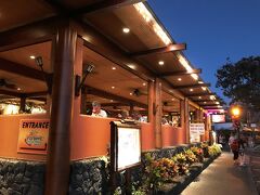 サンセットの残像を観ながら夕食。
予約はしていませんでしたが待たずに入れました。