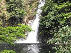 新神戸駅のすぐ北側は渓谷になっています。新幹線を待つ間、布引の滝に散歩。新神戸駅から１０分程度で歩ける滝です。緑につつまれた美しい雌滝、高さ４３ｍの豪快な雄滝など４つの滝があります。