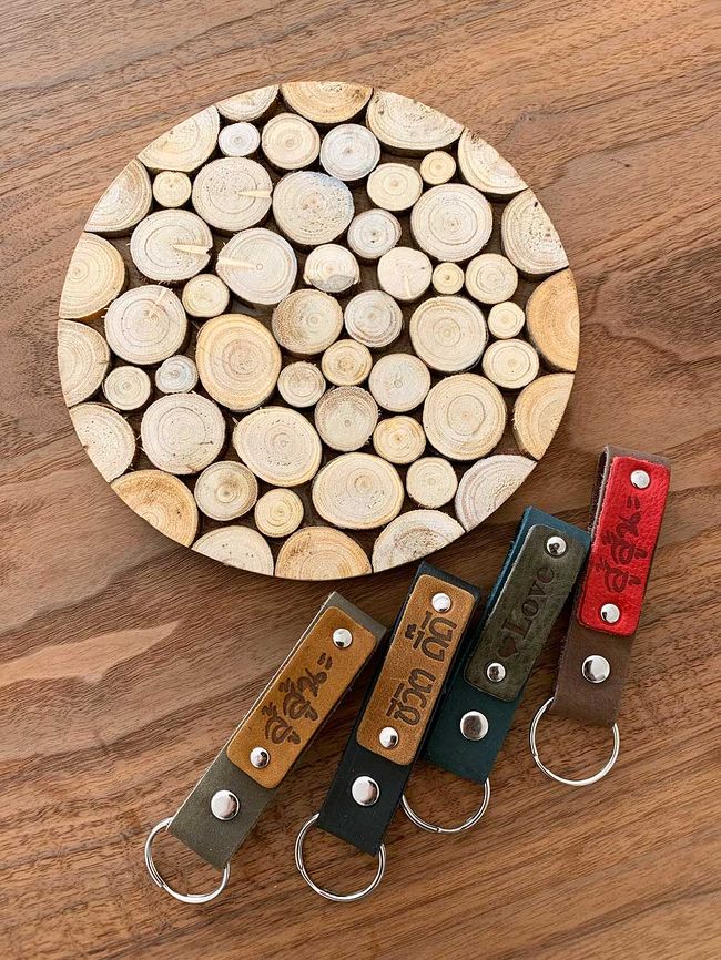 細い木（枝）をはり合わせた鍋敷きを購入しました。<br />あと、革細工のお店で革の端切れで作ったようなキーホルダー。<br />これ、4個で100Bでお買い得でした♪