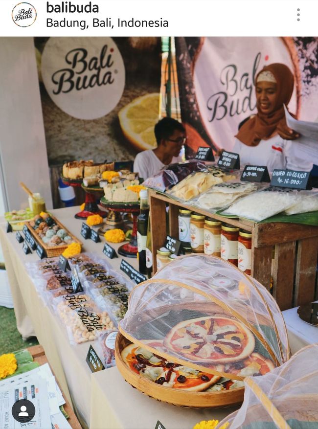 スグリワからラヤウブドへ出て Bali Buda Store へやって来ました!!!<br /><br />Instagramよりお写真お借りしました。<br /><br />本当、写真撮ってなくてすみません( ´•ᴗ•ก)<br /><br />ここへ来たのはヘルシーな食品を買いに来たのではなく、ショッピングバッグを買いに来たんです＼＼(۶•̀ᴗ•́)۶／／<br /><br />店内をウロウロしてたら…ショッピングバッグあった!!!<br /><br />レジカウンターの中にある!!!<br /><br />本当に売ってくれるのかな??<br /><br />買い物しなくてもショッピングバッグのみ買えるってどこかで読んだから買えると思うけど...<br /><br />日本語で会話してた親子の方がいたのでUbudi聞いちゃいました( ˊᵕˋ ;)<br /><br />日本の方ですか??って..<br /><br />その方にショッピングバッグ買いたいんですけど、バッグのみ買えるかご存じですか??って...<br /><br />たぶん買えると思うけど...って答えてくださってお礼言ってまた物色してたら、先程の親子のお子さんが呼びに来てくれて...<br /><br />呼ばれた先に行ってみると、先程の親子のお母様がお会計を済まされる時に、スタッフにショッピングバッグのこと確認してくれて買い物しなくても買えますよって教えてくださいました!!!<br /><br />なんと親切な神対応...(๑o̴̶̷᷄﹏o̴̶̷̥᷅๑)