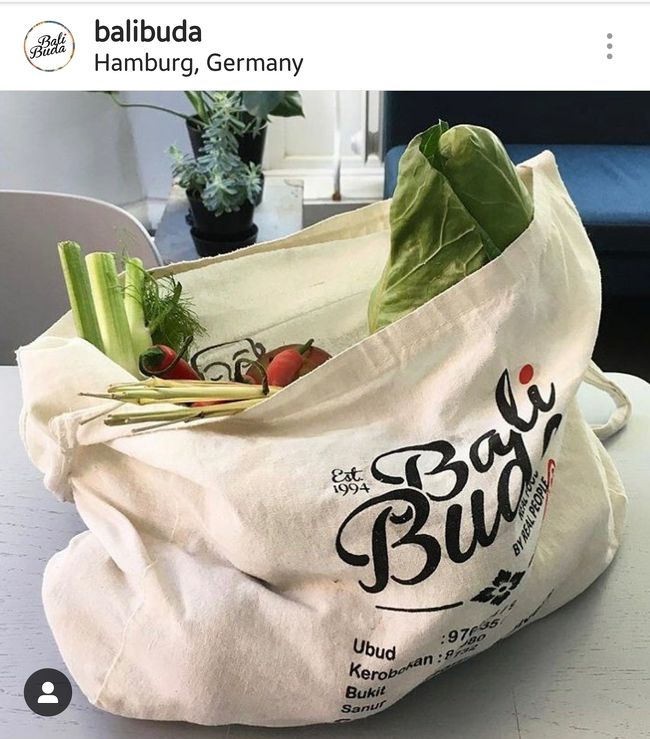 ゲットしたのはこのタイプのショッピングバッグ!!!( ᐛ )وᵍᵋᐪ<br /><br />デザインはその時期で変わるみたいだけど、Ubudiが買ったショッピングバッグは、Bali Budaのロゴのプリントの面と反対側の面には曼荼羅のプリントでした。<br /><br />ショルダーと斜め掛けもできる2タイプあって、Ubudiは斜め掛けできるタイプを、レジカウンターで Rp20,000 で買いました♪<br /><br />買い物を Rp 60.000 だったかな??<br /><br />するとショッピングバッグもらえるみたいです。<br /><br />このバッグが滞在中大活躍してくれてヘビーユースしてました~~~‎٩( ᐛ )و<br /><br />日本へ帰ってから洗濯して...どこへしまったか忘れちゃいましたｗｗｗ