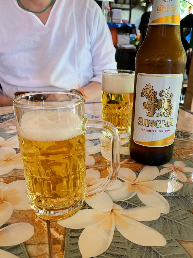 シンハービールでかんぱい。