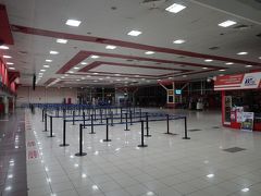 エアカナダで配布されるツーリストカードはカナダ人向けのものだという話も聞いたので、ドキドキしながら入国審査を受けたが何事もなく通過。
まずは2階の両替所で両替。
前に並んでいた日本人が円からの両替を断られていたのでユーロで両替。
レートには円の表記があるのに…
ちなみにATMはカードが出てこないことがあると聞いたので怖くて使わなかった。