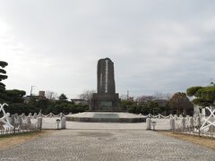 ぺりー公園

ペリー上陸記念碑があります。
この碑は、日本の開国を求めて来航したアメリカ海軍提督マシュー・カルブレイス・ペリーが嘉永6年（1853）に久里浜海岸に上陸したことを記念して建てられたもので、碑文の「北米合衆國水師提督伯理上陸紀念碑」は伊藤博文の筆によるものだそうです。
