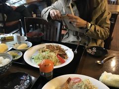 13:27
豚肉の生姜焼き定食、エビフライ定食。
仲よくシェアしてました。