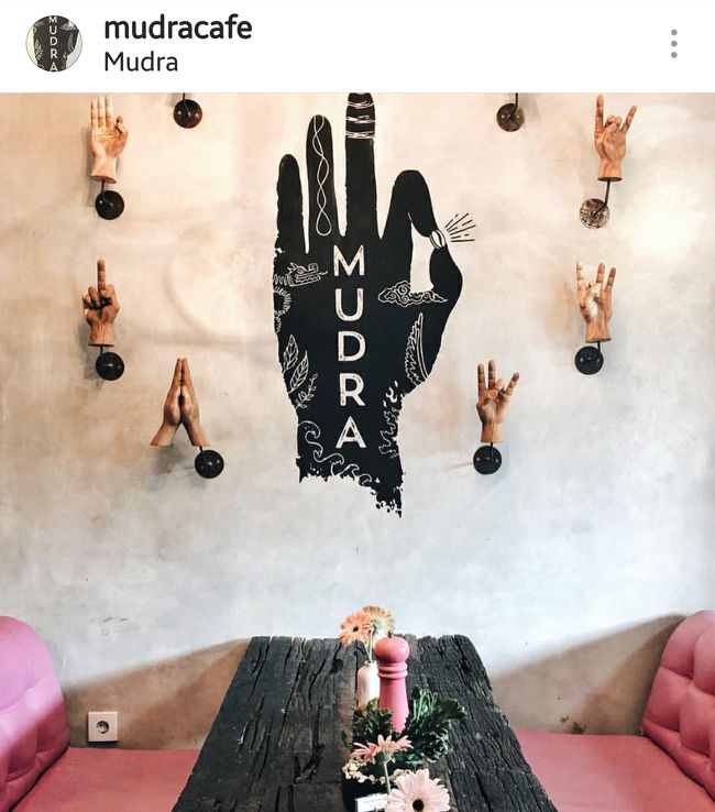 並びのお洒落カフェの Mudra Cafe チェックしていて行きたかったんだけど、ヨギーニや健康志向の欧米人とかのカップルばかりで、日本人でぼっちのUbudiには敷居が高く感じ外から眺めただけで、Give upして華麗にスルーしましたｗｗｗ<br /><br />こういうお洒落カフェはぼっちじゃなくて誰かと一緒にじゃないと入れない( •᷄ὤ•᷅)