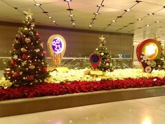 香港国際空港でのお出迎え。新年ですが、まだクリスマスツリー。