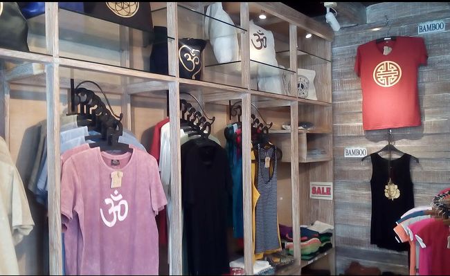 ハノマンをプラプラ歩いているとショーウィンドウにTシャツが...<br /><br />か・か・かわいい...(*⁰▿⁰*)<br /><br />ショーウィンドウ見詰めてたらスタッフがドアを開けてくれました。<br /><br />やって来たのは NIRALA というTシャツショップです!!!<br /><br />日本から持ってきた服の素材がバリの街歩きでは過酷過ぎて...<br /><br />コットン100％のお洋服を欲していたUbudiでありました(´º﹃º｀)ｿﾚﾎｼｲ…<br /><br />ガネーシャのプリントとロータスのプリントの2枚をお買い上げ。<br /><br />ロータスのTシャツは気に入って滞在中良く着てました。<br /><br />バリに来るならコットン100％!!!<br /><br />お勉強になりました(๑˃̵ᴗ˂̵)و<br /><br />NIRMALAのお会計 No tax Rp 380.000<br /><br /><br /><br /><br />そのままハノマンを南下してると路面店のパンツが気になり試着へGO!!!<br /><br />ぞうさん柄のパンツだったのですが、ウエストと足首が総ゴムになっているアジアンパンツ。<br /><br />素材がイイ( *ˊᵕˋ)ɢᵒᵒᵈ<br /><br />値段交渉して Rp 100.000