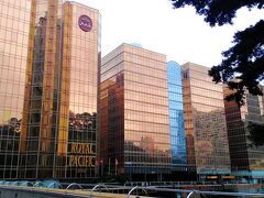 初めてロイヤルパシフィックホテルに宿泊しました。理由は、値段が安かったこと、九龍公園を横切ればネイザンロードにすぐに行けること、ハーバーシティに隣接していることなど便利さを優先しました。