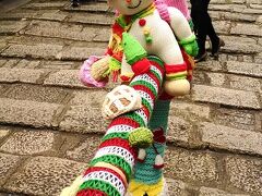 2日目。我が家の旅では数少ない観光として「大館」へ。セントラル（中環）から大館に向かうPottinger St.には生活雑貨や野菜、果物を売る露店が並んでいます。一部の階段の手すりにはこんなにかわいい手作りの飾りがしてあって、みんな自撮りをしていました。インスタスポット狙っているのが見えつつも、まんまと写真を撮ってしまいますー。