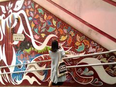 少し離れたところに香取慎吾さんが描いたウォールアートがあります。こちらは日本人限定（?）インスタスポットのようです。目印はMarks&Spencer Food Hollywood rd.です。