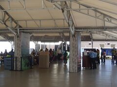 コナ国際空港に到着。出口方向を撮った写真。なんか、テントみたいなイメージ。例の「三姉妹の舞」は見当たりませんでした（残念）