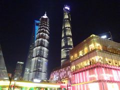 浦東のランドマーク、上海中心大厦（上海タワー、一番高いビル）、上海環球金融中心（上海ワールド・フィナンシャル・センター、上海ヒルズ、左の隠れた青いビル）、金茂大廈 （ジンマオタワー、真ん中のビル）。

手前が上海国金中心商場（ifc mall）で、高級ブランドショップが一堂に会するラグジュアリーモールです。