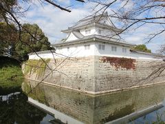 水口町内にある水口城跡へ。
水口城は三代将軍家光が将軍家専用の御殿として建てたお城ですが、明治維新で廃城となり、石垣は近くを走る近江鉄道の敷石となったそうです。
その跡地にお濠と櫓の一部が再現されていました。