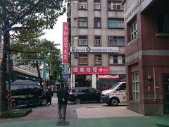 4日目も朝はゆっくりの出発。
朝食を食べに人気店「永和豆漿大王」へ。
大安駅から5分くらいでしょうか。
遠目でも並んでいるのが見えます。