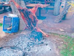 お次は「Fairmont Sanur Beach Bali」から歩いてすぐの「トラットリア　サヌール」です。
こちらはサンデーブランチのランチビュッフェで利用しました。
100,000Rp位だったでしょうか。ドリンクは、水か紅茶1杯が付いています。

お店の軒先で豚を焼いています。