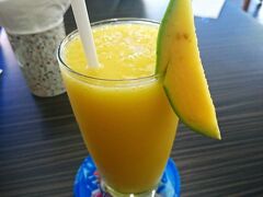 所変わってジンバランに移動します。
「Le Meridien Bali Jimbaran」から15分ほど歩いた所にある、「サマスタ　ライフスタイル　ヴィレッジ」と言う施設にあるお店。
観光客プライスなのでちょっとだけお高め。

「Fish & Co.,」
マンゴージュース。フレッシュで美味しかった～

位置情報は、隣接するホテルの情報になっています。