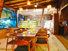 「Le Meridien Bali Jimbaran」から歩いてすぐの「Chocolate Cafe」は夕食に利用しました。

隅っこにパンやケーキが陳列されています。それもすごく美味しそうでした。