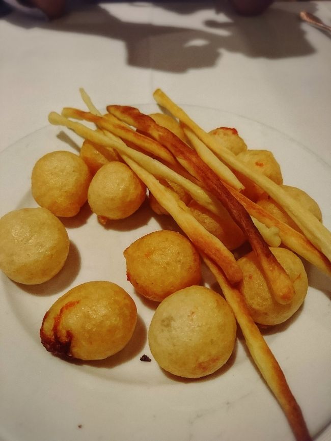 「マッシモ」<br />お通し。<br />丸いのはふわふわして棒状のはプリッツみたいな感じで美味しいです。