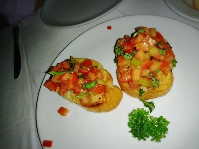 「マッシモ」<br />ブルスケッタ。<br />バケットが大きくてさらにトマトが山盛り載っています。<br />ガーリックが効いていて美味しかったー。