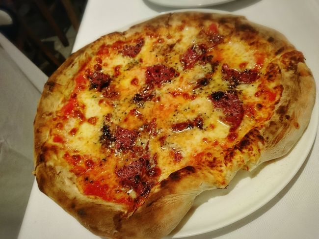 「マッシモ」<br />サラミのピザだったかな？<br />出てくるのが音速でした。(笑)<br />アツアツでめちゃめちゃ美味しい！