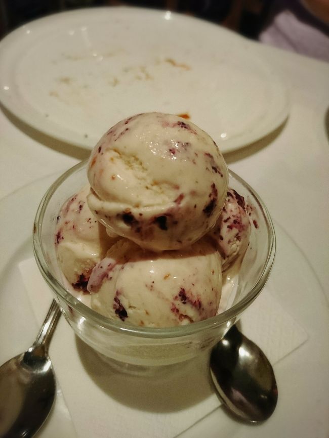 「マッシモ」<br />食後にジェラード。<br />お店のお姉さんおすすめの「アーモンドとナントカベリーのジェラード」です。<br />これも美味しかったー。<br /><br />お値段も（飲み物も含めて）全部で300,000Rp位だったかと思います。