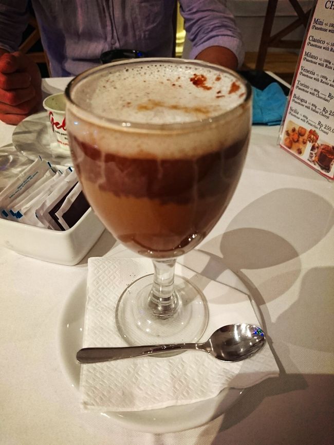 「マッシモ」<br />カフェモカだったかな。<br /><br />ビターでおいしー！<br />もっとサヌールに宿泊してたらもう1回位は行ってるかもしれないお店でした。