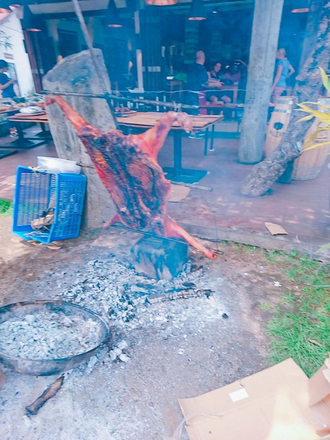 お次は「Fairmont Sanur Beach Bali」から歩いてすぐの「トラットリア　サヌール」です。<br />こちらはサンデーブランチのランチビュッフェで利用しました。<br />100,000Rp位だったでしょうか。ドリンクは、水か紅茶1杯が付いています。<br /><br />お店の軒先で豚を焼いています。