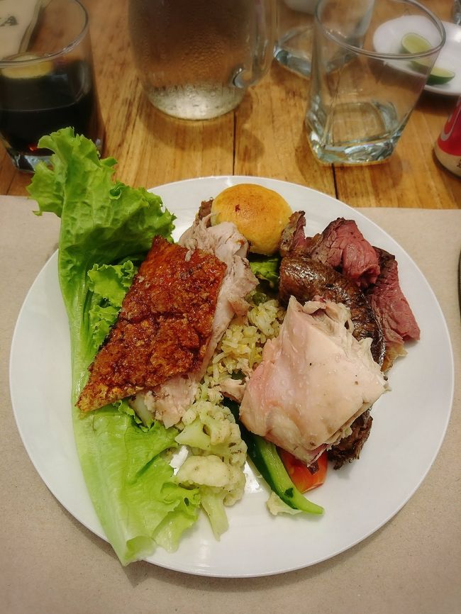 「トラットリア　サヌール」<br />食べたいものをよそって席へ。<br /><br />お肉も他の料理もとっても美味しかったです。