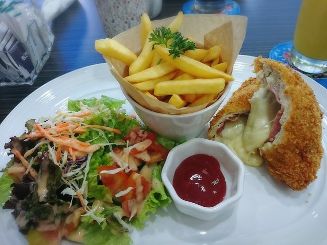 こちらも「Fairmont Sanur Beach Bali」から歩いてすぐのお店。<br /><br />「BLUE CAFE」<br /><br />ホテル移動日。ランチに出たら外は灼熱地獄。<br />すぐ近くにあったので何の期待もしないで入ったら大当たりでした！！<br />これはチキンフライの中からチーズがどばーっとのやつ。<br />美味しかったな～。<br /><br />店主は日本語ペラペラの男性。<br />「日本が好きすぎて近くに居酒屋出したんだよー」なんて話してくれました。<br />移動日だったのでこの1度しかお店へは行けませんでしたが、次サヌールに泊まる時はまた行きたいと思います！