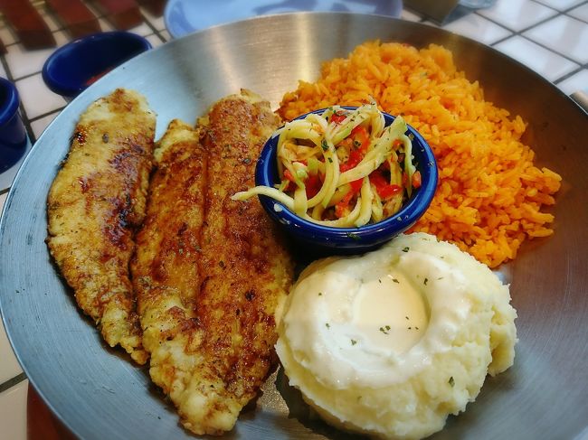 「Fish &amp; Co.,」<br />盛り合わせメニューです。<br />メイン一つと付け合せ2つを選べます。<br /><br />これは普通に美味しい。